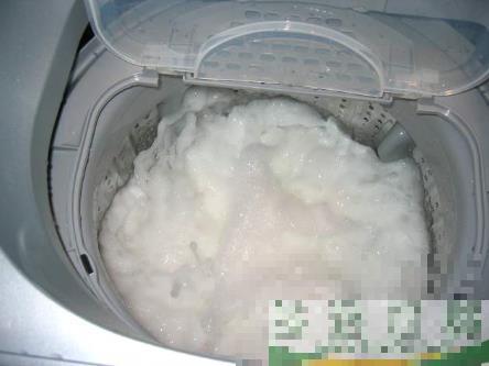 如何搭配洗衣粉？怎样减少洗衣机对衣物的磨损(洗衣粉不好清洗怎么办)